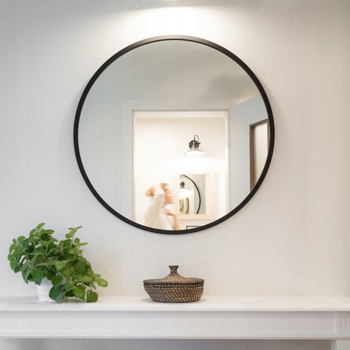 Круглое зеркало в черной рамке
